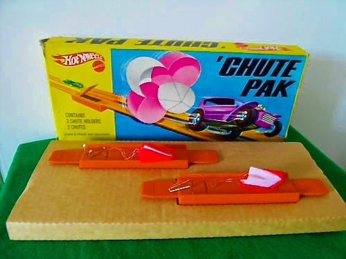 'Chute Pak from the UK. Courtesy eBay.